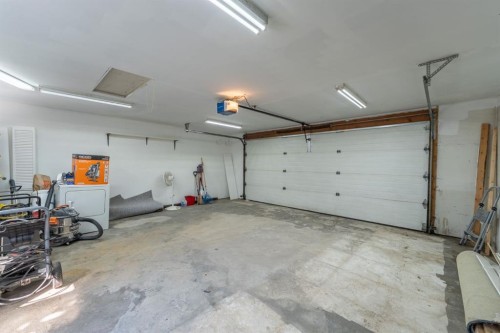 344 Templeview Drive Ne, Calgary, AB - Indoor Photo Showing Garage