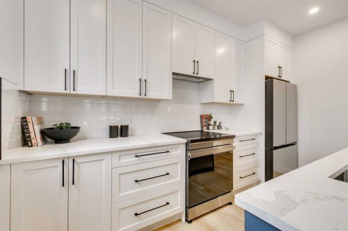 1-440 32 Avenue Nw, Calgary, AB - Indoor Photo Showing Kitchen With Upgraded Kitchen