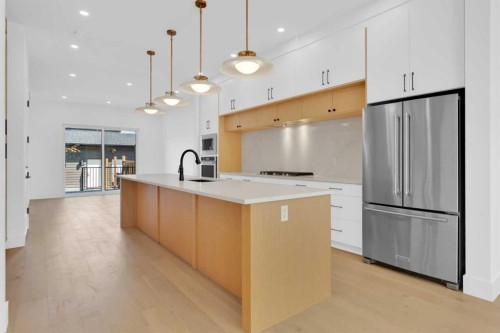 434 23 Avenue Nw, Calgary, AB - Indoor Photo Showing Kitchen With Upgraded Kitchen