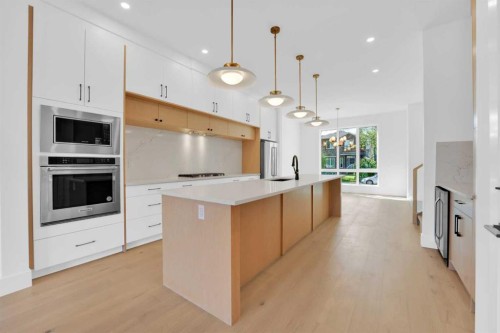 434 23 Avenue Nw, Calgary, AB - Indoor Photo Showing Kitchen With Upgraded Kitchen