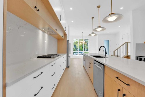 434 23 Avenue Nw, Calgary, AB - Indoor Photo Showing Kitchen With Upgraded Kitchen