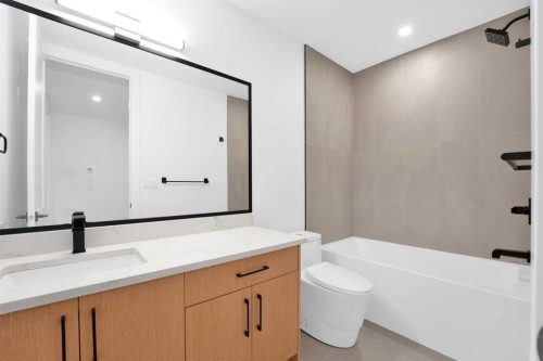 434 23 Avenue Nw, Calgary, AB - Indoor Photo Showing Bathroom