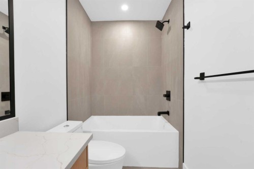 434 23 Avenue Nw, Calgary, AB - Indoor Photo Showing Bathroom