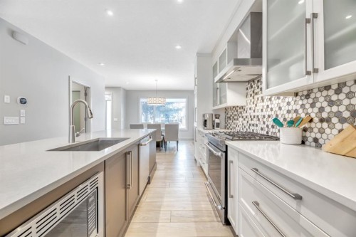 418 13 Avenue Ne, Calgary, AB - Indoor Photo Showing Kitchen With Upgraded Kitchen