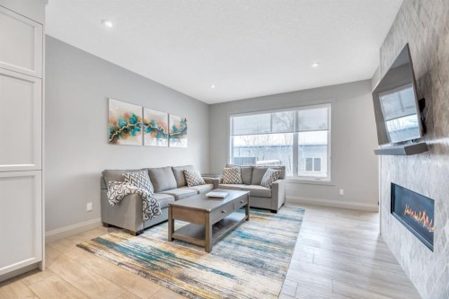 418 13 Avenue Ne, Calgary, AB - Indoor Photo Showing Living Room With Fireplace