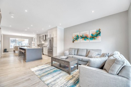418 13 Avenue Ne, Calgary, AB - Indoor Photo Showing Living Room