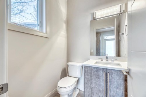 418 13 Avenue Ne, Calgary, AB - Indoor Photo Showing Bathroom