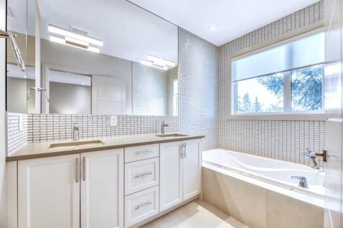 418 13 Avenue Ne, Calgary, AB - Indoor Photo Showing Bathroom