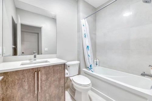 418 13 Avenue Ne, Calgary, AB - Indoor Photo Showing Bathroom