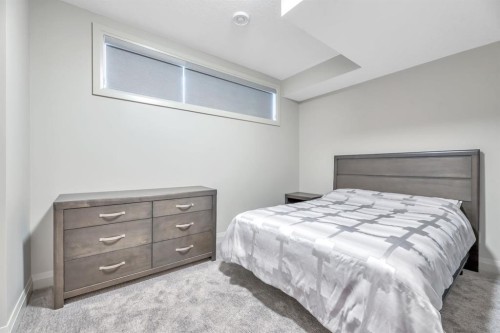 418 13 Avenue Ne, Calgary, AB - Indoor Photo Showing Bedroom
