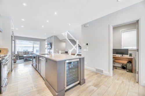 418 13 Avenue Ne, Calgary, AB - Indoor Photo Showing Kitchen With Upgraded Kitchen