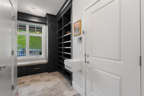 512 Memorial Drive Nw, Calgary, AB - Indoor Photo Showing Other Room