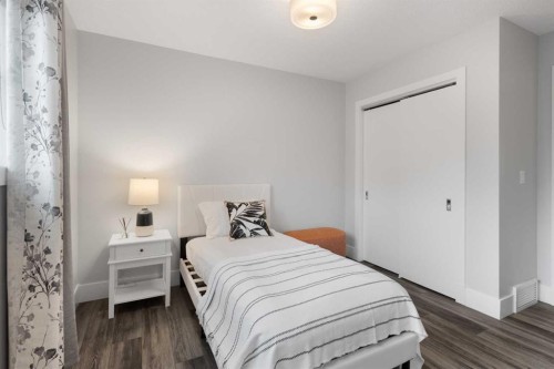 512 Memorial Drive Nw, Calgary, AB - Indoor Photo Showing Bedroom