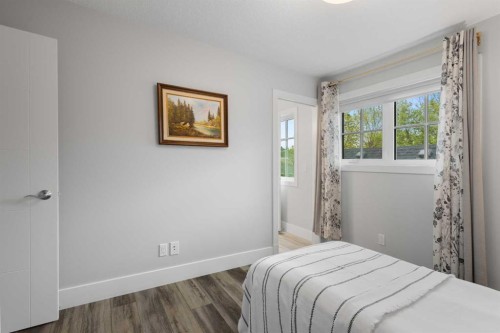 512 Memorial Drive Nw, Calgary, AB - Indoor Photo Showing Bedroom