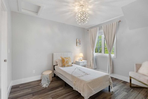 512 Memorial Drive Nw, Calgary, AB - Indoor Photo Showing Bedroom