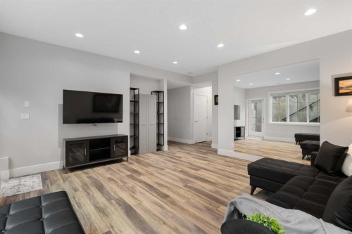 512 Memorial Drive Nw, Calgary, AB - Indoor Photo Showing Living Room