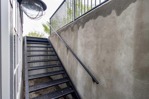 512 Memorial Drive Nw, Calgary, AB - Indoor Photo Showing Other Room