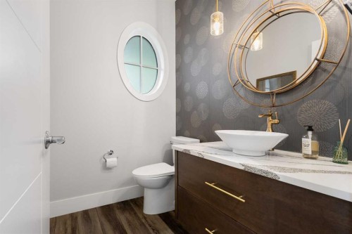 512 Memorial Drive Nw, Calgary, AB - Indoor Photo Showing Bathroom