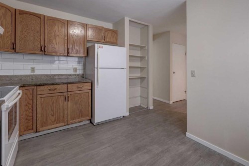 417 40 Street Ne, Calgary, AB - Indoor Photo Showing Kitchen