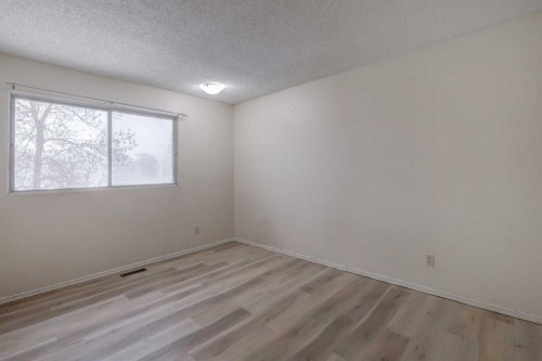 417 40 Street Ne, Calgary, AB - Indoor Photo Showing Other Room