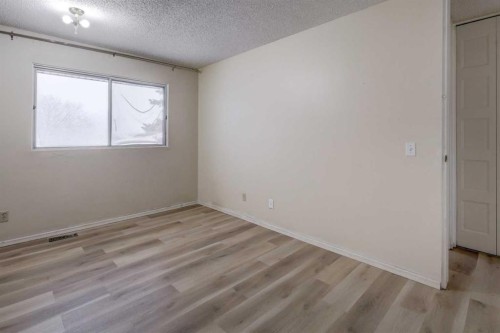 417 40 Street Ne, Calgary, AB - Indoor Photo Showing Other Room