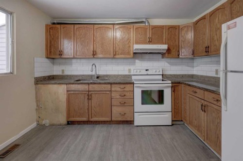 417 40 Street Ne, Calgary, AB - Indoor Photo Showing Kitchen
