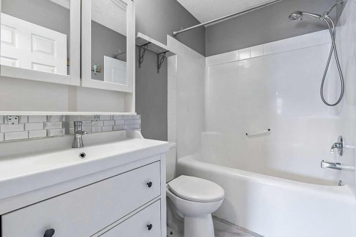 20 High Ridge Close Nw, High River, AB - Indoor Photo Showing Bathroom