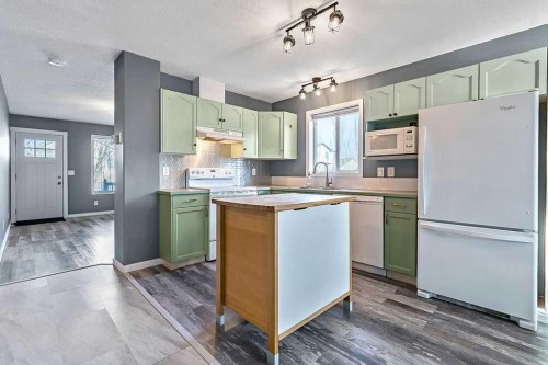 20 High Ridge Close Nw, High River, AB - Indoor Photo Showing Kitchen