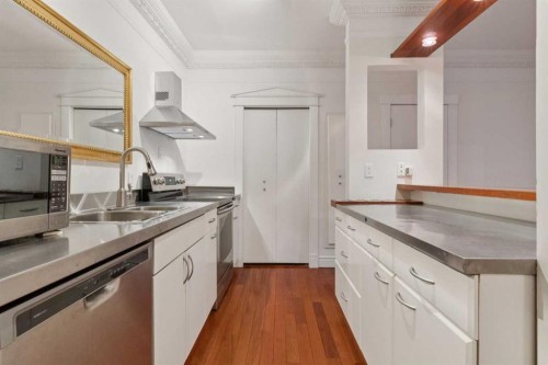 111-1410 2 Street Sw, Calgary, AB - Indoor Photo Showing Kitchen With Double Sink