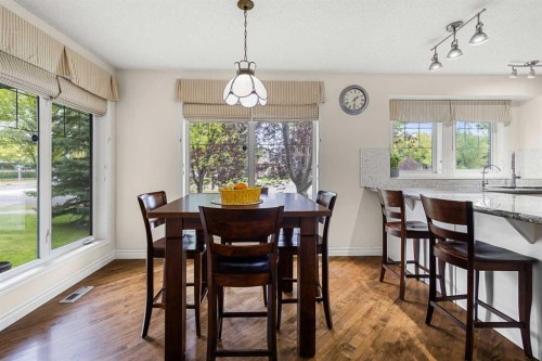 15209 Prestwick Boulevard Se, Calgary, AB - Indoor Photo Showing Dining Room