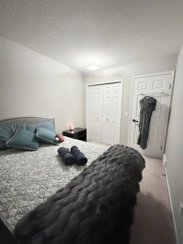 7212 Sierra Morena Boulevard Sw, Calgary, AB - Indoor Photo Showing Bedroom