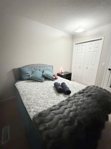 7212 Sierra Morena Boulevard Sw, Calgary, AB - Indoor Photo Showing Bedroom
