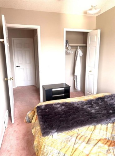 7212 Sierra Morena Boulevard Sw, Calgary, AB - Indoor Photo Showing Bedroom