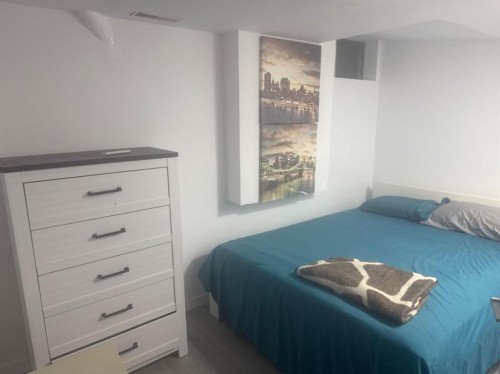 7212 Sierra Morena Boulevard Sw, Calgary, AB - Indoor Photo Showing Bedroom