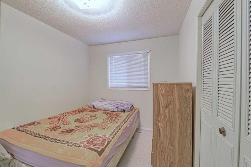 24 Shawmeadows Road Sw, Calgary, AB - Indoor Photo Showing Bedroom