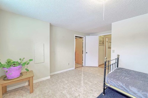 24 Shawmeadows Road Sw, Calgary, AB - Indoor Photo Showing Bedroom