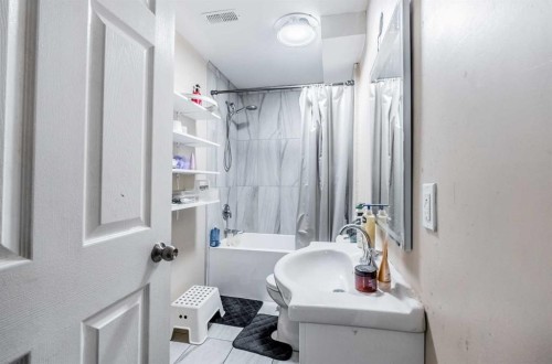 913 Taradale Drive Ne, Calgary, AB - Indoor Photo Showing Bathroom