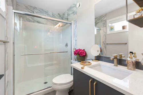 255 Heritage Heights, Cochrane, AB - Indoor Photo Showing Bathroom