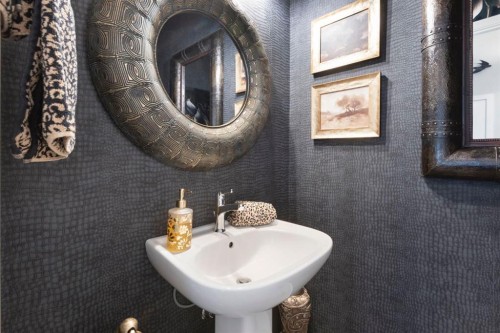 255 Heritage Heights, Cochrane, AB - Indoor Photo Showing Bathroom