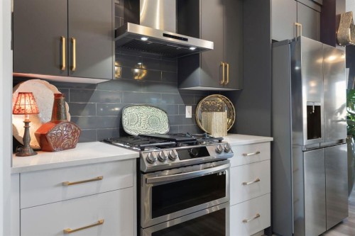 255 Heritage Heights, Cochrane, AB - Indoor Photo Showing Kitchen