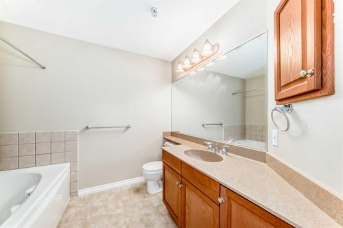 708-1726 14 Avenue Nw, Calgary, AB - Indoor Photo Showing Bathroom
