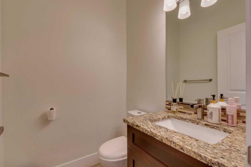3529 40 Street Sw, Calgary, AB - Indoor Photo Showing Bathroom