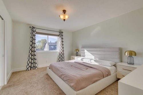 3529 40 Street Sw, Calgary, AB - Indoor Photo Showing Bedroom