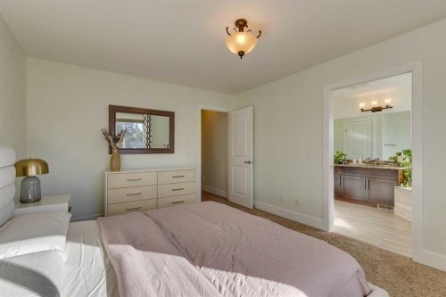 3529 40 Street Sw, Calgary, AB - Indoor Photo Showing Bedroom
