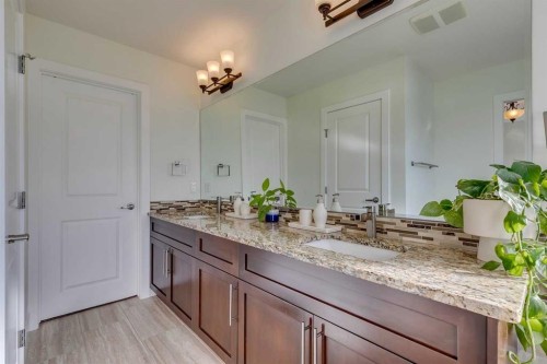 3529 40 Street Sw, Calgary, AB - Indoor Photo Showing Bathroom