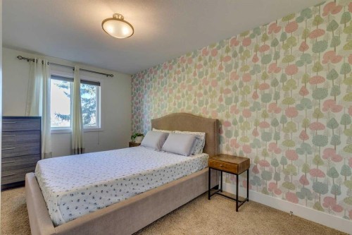 3529 40 Street Sw, Calgary, AB - Indoor Photo Showing Bedroom