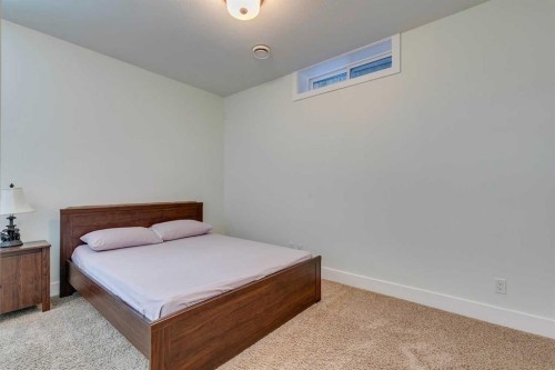 3529 40 Street Sw, Calgary, AB - Indoor Photo Showing Bedroom