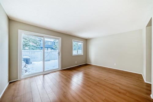 90-251 90 Avenue Se, Calgary, AB - Indoor Photo Showing Other Room