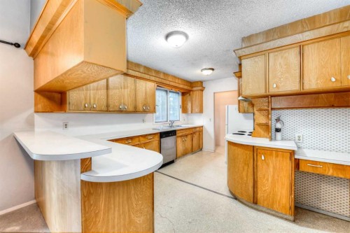 6729 Leeson Court Sw, Calgary, AB - Indoor Photo Showing Kitchen