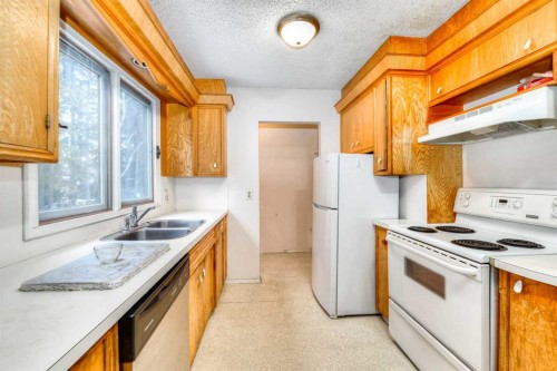 6729 Leeson Court Sw, Calgary, AB - Indoor Photo Showing Kitchen With Double Sink
